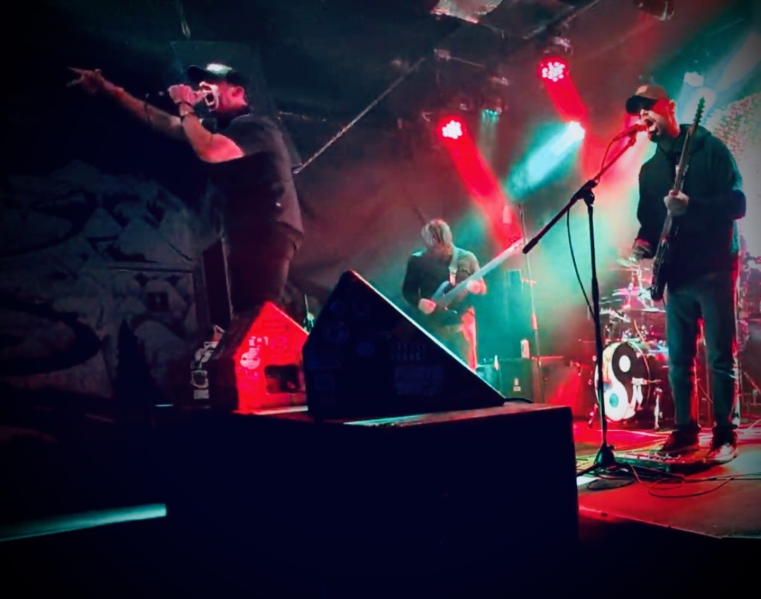 Band on stage Andy pointing